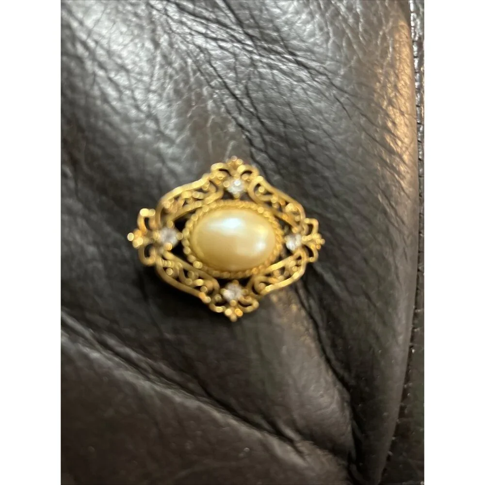 1928 Vintage Gold Tone Clear Rhinestone Faux Pearl‎ Cabochon Ornate Brooch Pin